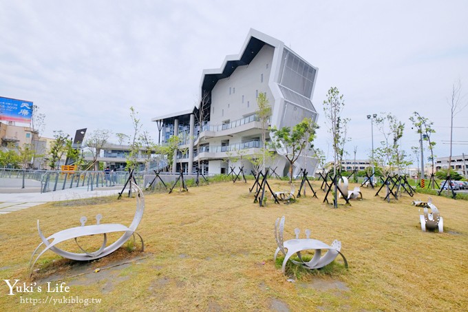 台南免費新景點【台江文化中心】繽紛巨型椅x戶外親子遊戲場~還有圖書館和咖啡 - yukiblog.tw