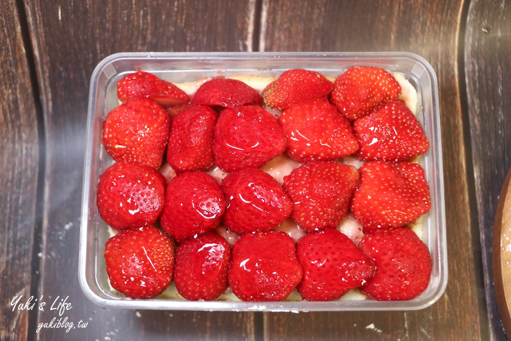 台北美食【果汁媽粉條爸】鋪滿大顆草莓蛋糕盒、草莓菠蘿~草莓季不可錯過CP值爆高草莓甜點盒(捷運新埔站) - yukiblog.tw