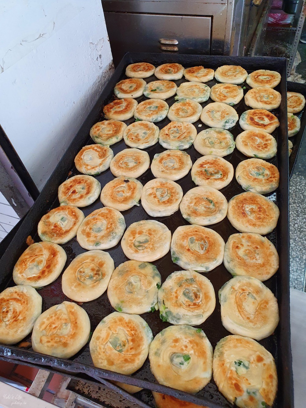 基隆美食》周家蔥油餅～50年老店，一個19元外酥內嫩,排隊銅板小吃！ - yukiblog.tw
