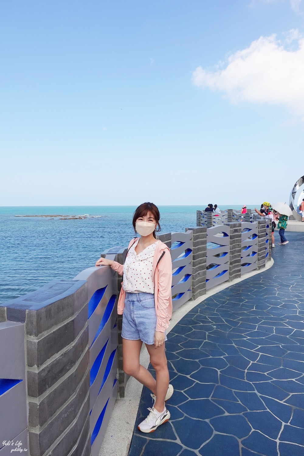 新！三芝看海景點「芝蘭公園海上觀景平台」藍色大海波浪設計就像走進海上 - yukiblog.tw