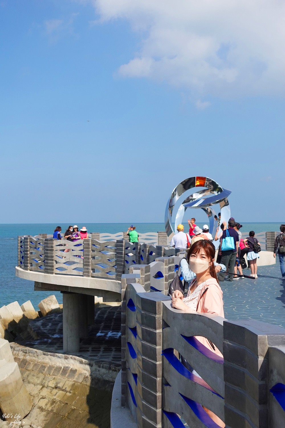 新！三芝看海景點「芝蘭公園海上觀景平台」藍色大海波浪設計就像走進海上 - yukiblog.tw