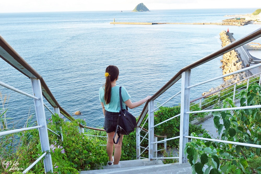 假日看海景點「基隆燈塔觀測台」寬闊觀景平台~走入海裡海景步道~遠眺基隆港碼頭作業 - yukiblog.tw