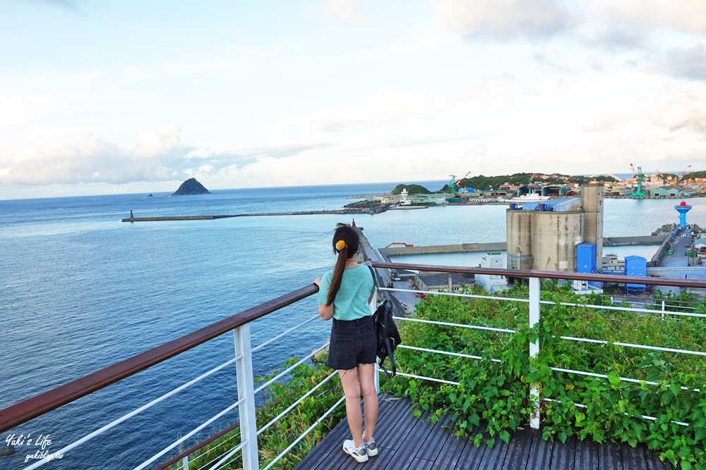 假日看海景點「基隆燈塔觀測台」寬闊觀景平台~走入海裡海景步道~遠眺基隆港碼頭作業 - yukiblog.tw
