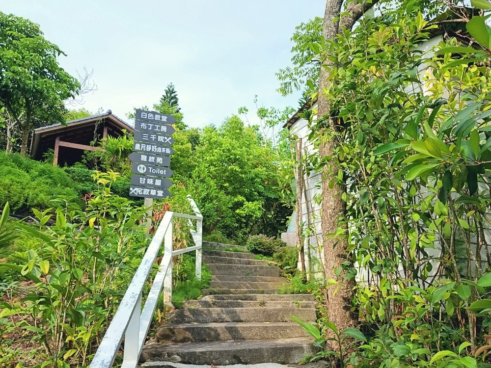 台南景點》玉井白色教堂，異國風約會聖地，來吃布丁超愜意 - yukiblog.tw