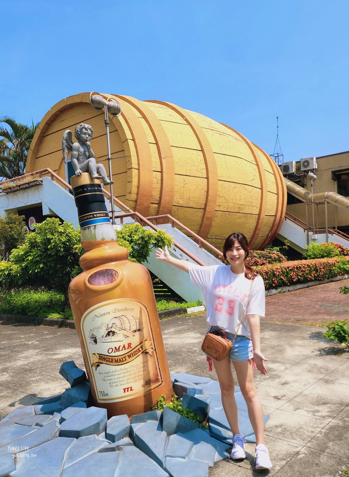 南投旅遊景點|南投酒廠|好拍還免門票,巨大荔枝和酒瓶,親子餵魚 - yukiblog.tw