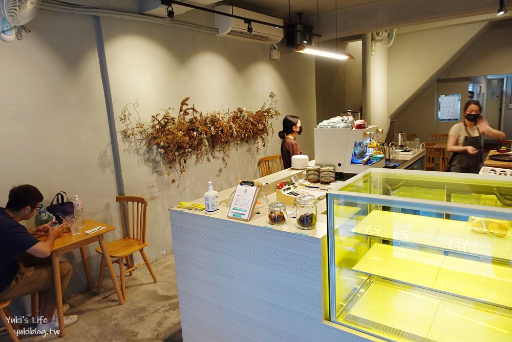 布丁蛋糕捲必吃「閑閑siansian」基隆正濱漁港彩色房對面老宅咖啡廳 - yukiblog.tw