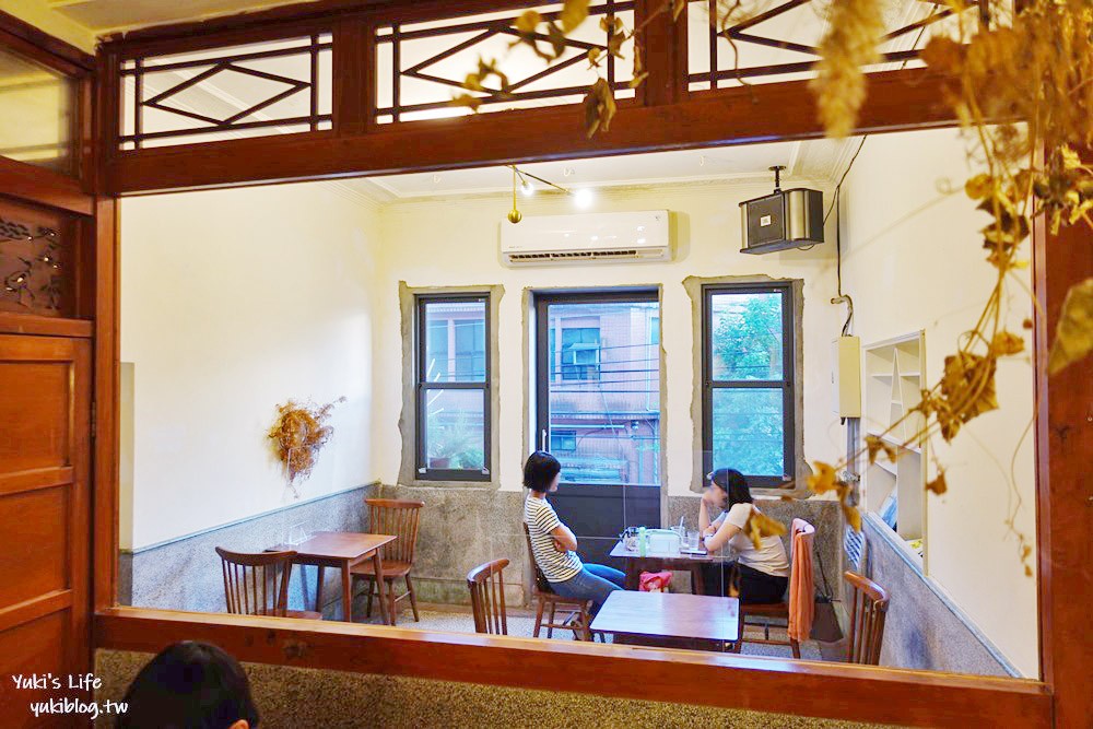 布丁蛋糕捲必吃「閑閑siansian」基隆正濱漁港彩色房對面老宅咖啡廳 - yukiblog.tw