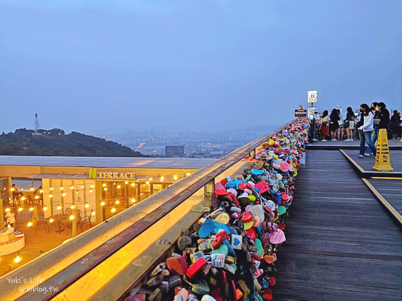 首爾景點》南山首爾塔，搭纜車約會賞夜景～好逛地標必來，浪漫氛圍令人醉心~ - yukiblog.tw