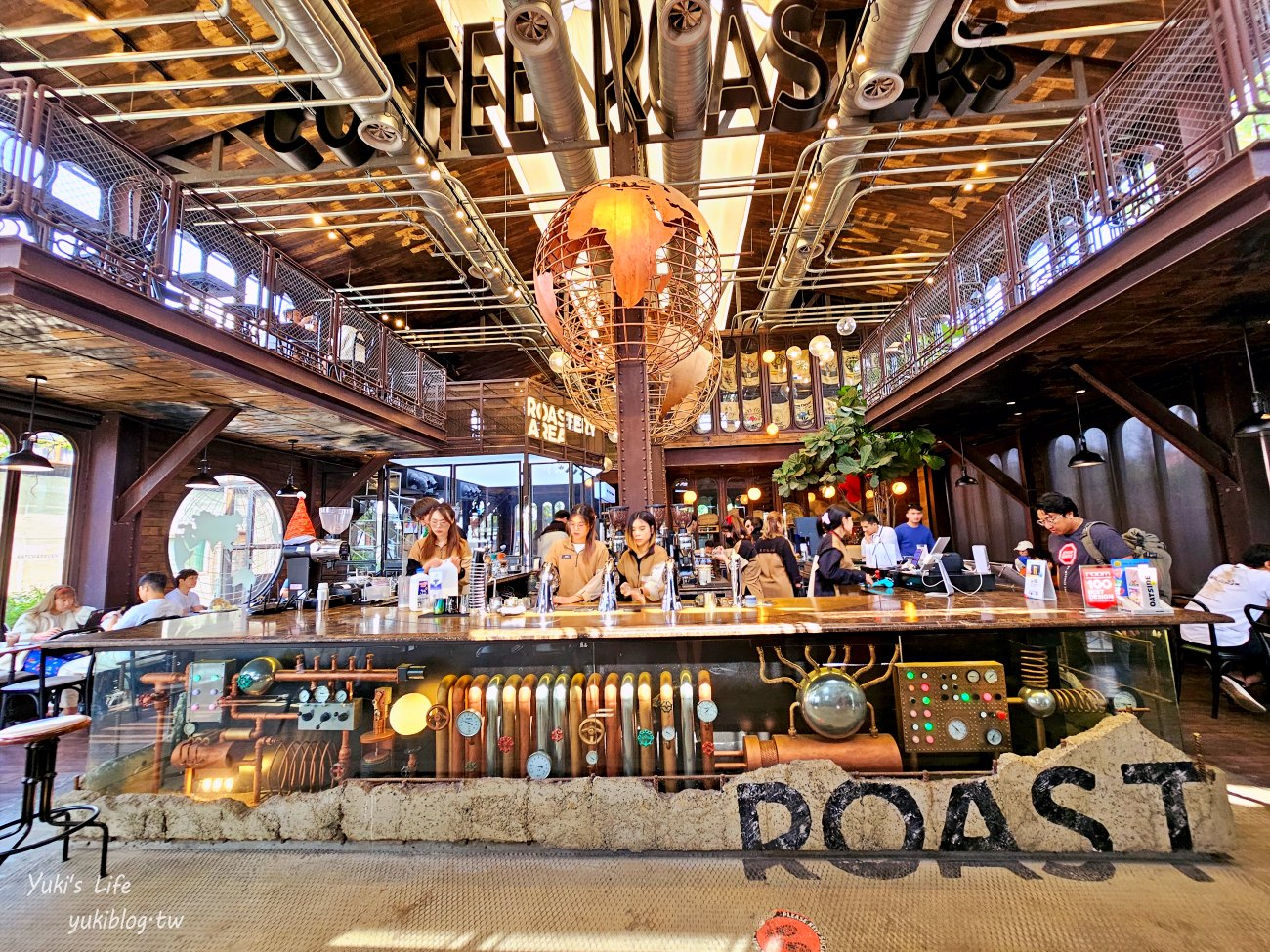 曼谷網美咖啡廳》Rolling Roasters，巨大地球超好拍，質感工業風和專業級咖啡激推！