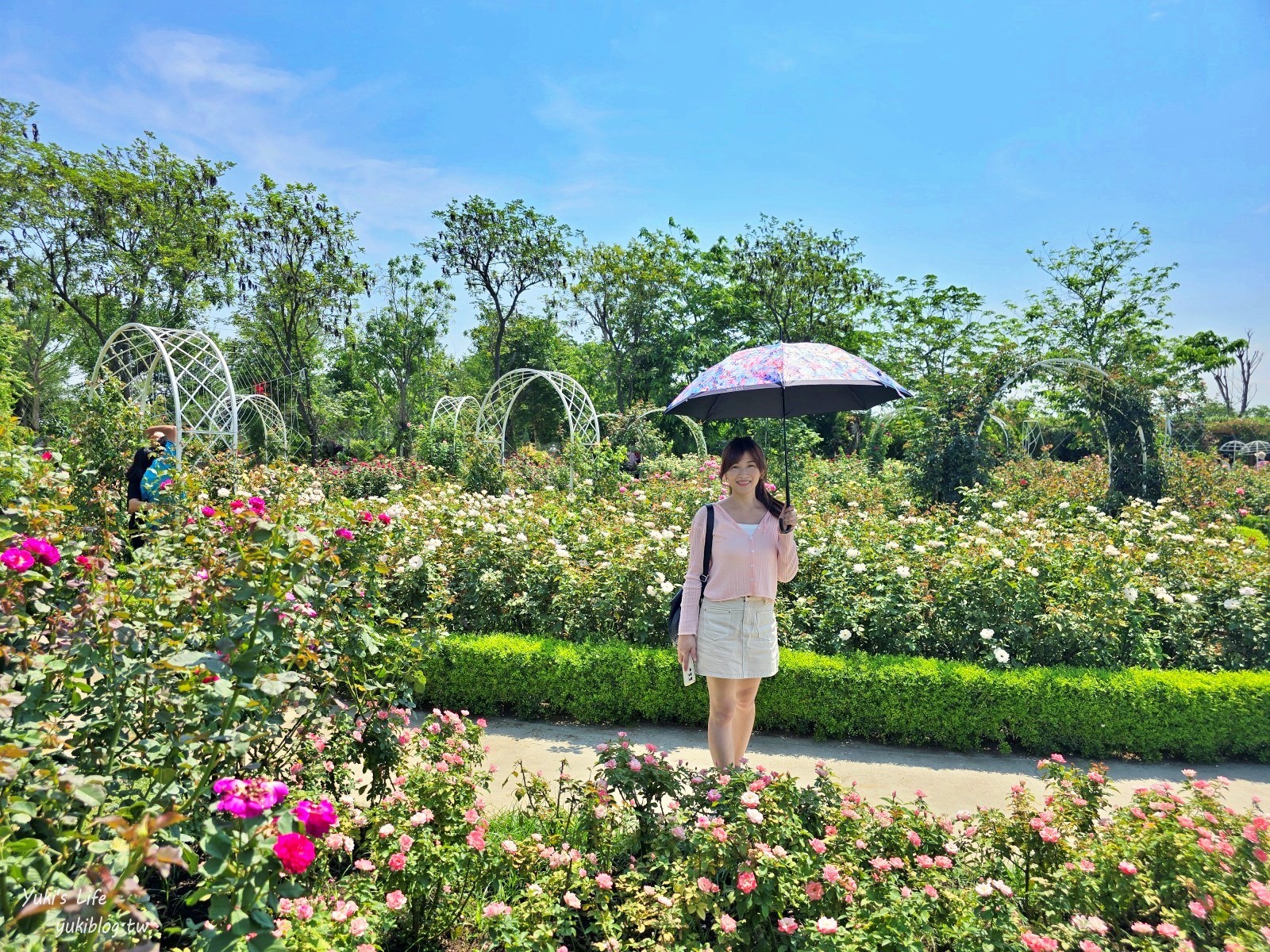 台南免門票景點|雅聞湖濱療癒森林|玫瑰花園裡泥座小屋好可愛！來到人小國～ - yukiblog.tw