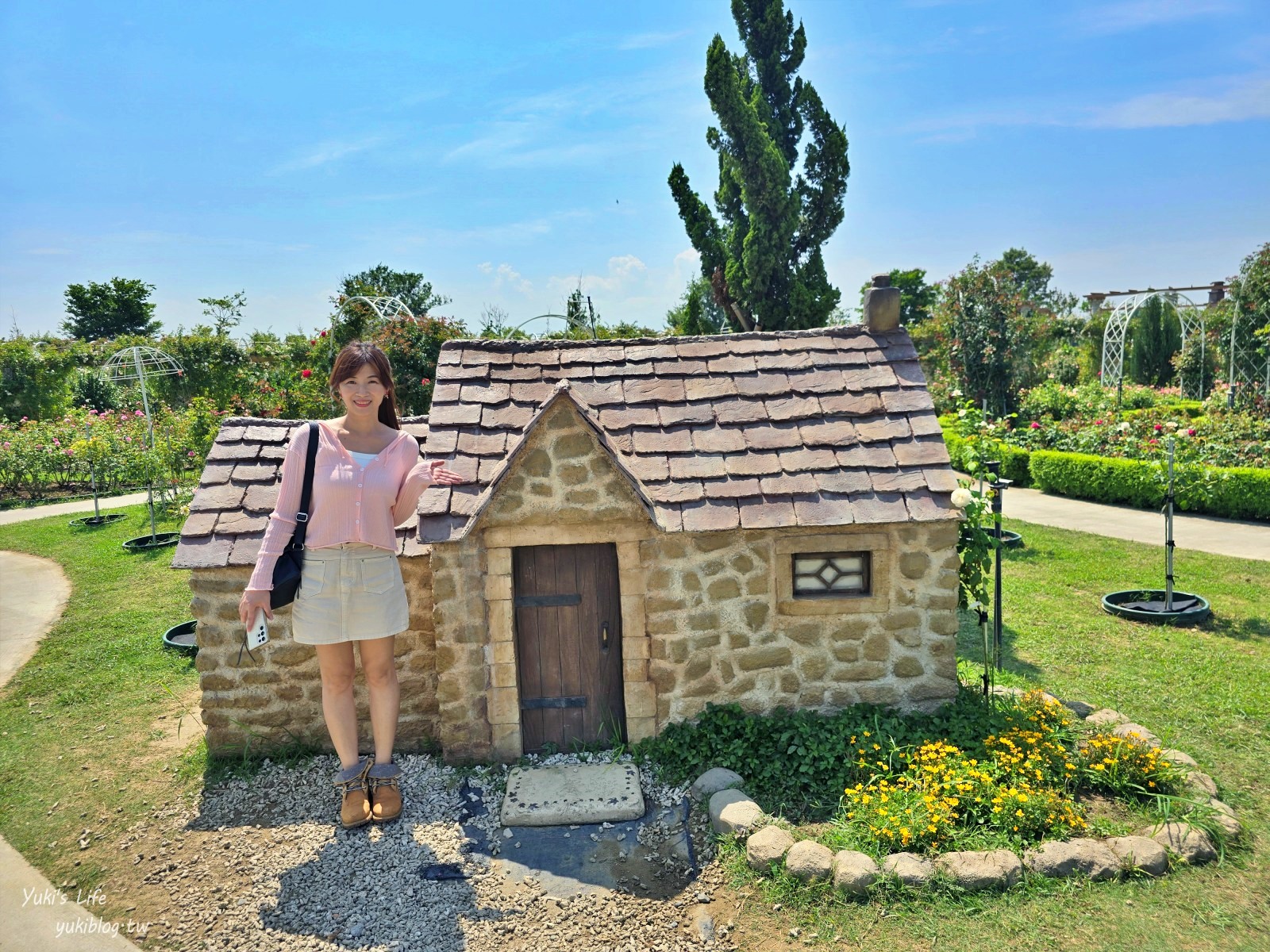 台南免門票景點|雅聞湖濱療癒森林|玫瑰花園裡泥座小屋好可愛！來到人小國～ - yukiblog.tw