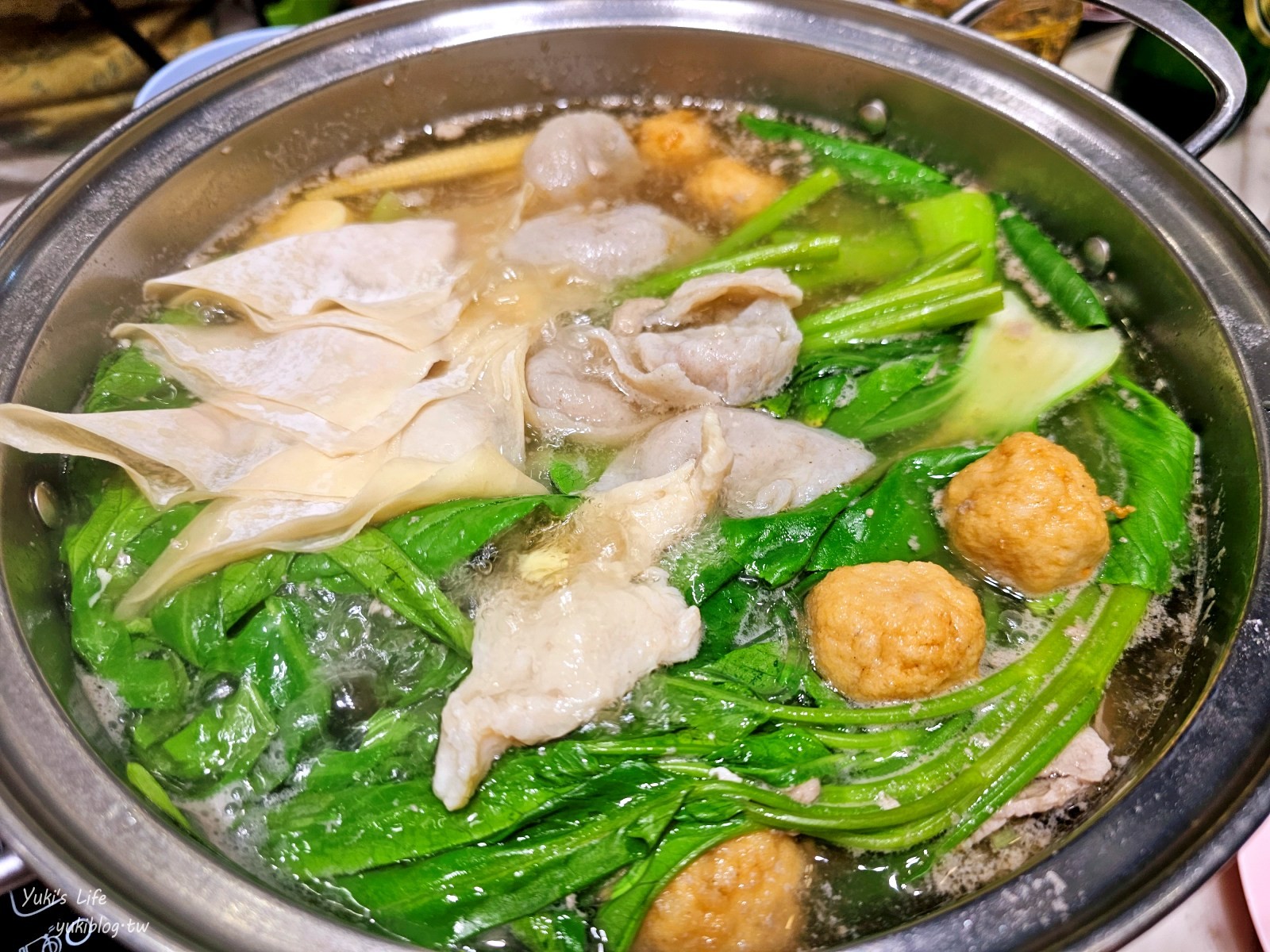 曼谷美食【Pho Mo Fai】超人氣平價火鍋，蔬菜和餛飩是必點，便宜美味 - yukiblog.tw