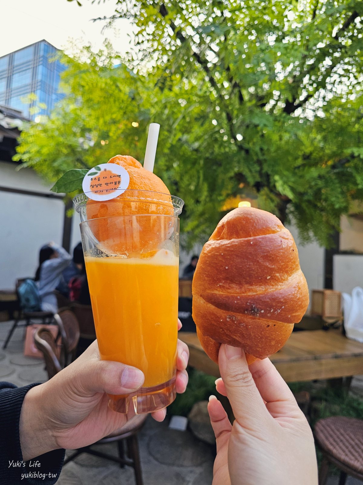 首爾益善洞美食，天然鹽麵包搭配一整顆橘子的果汁，超有濟洲島風味的下午茶 - yukiblog.tw