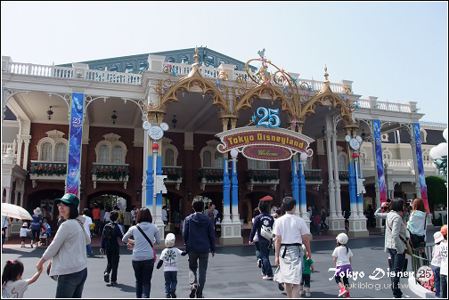 [08東京假期]＊C54 Tokyo Disney 25週年慶迎賓秀(有影片) & 週邊佈置 - yukiblog.tw