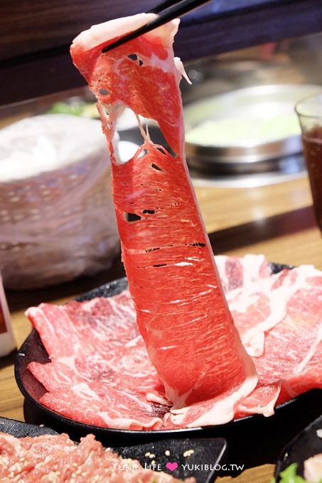 新莊【樂崎火鍋RAKUSAKI】頂級翼板牛排肉切片只要$300、菜盤可換肉盤、質感與價格都滿意平價火鍋推薦 - yukiblog.tw