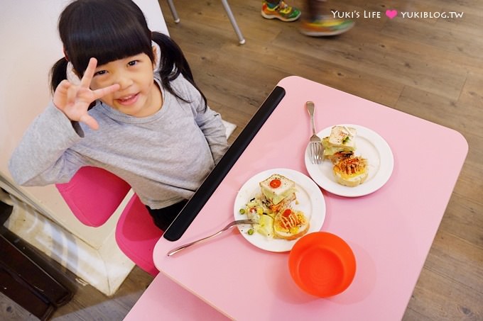 育兒好物【MyTolek童樂可兒童成長型書桌椅】樂適桌~換個角度更愛寶貝 - yukiblog.tw