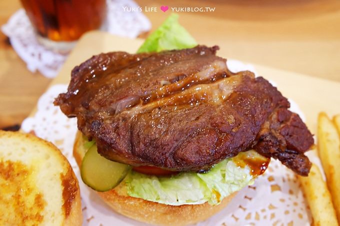 高雄美食【Rabbit 瑞彼特早午餐】一大塊牛排豪華漢堡 × 綠色庭院英式鄉村木屋 - yukiblog.tw