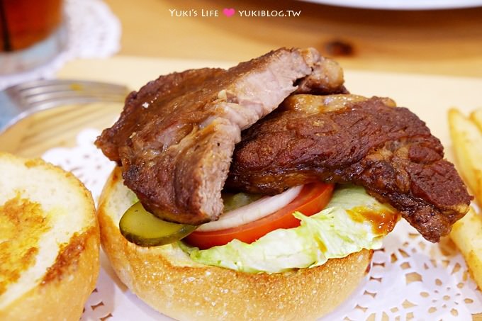 高雄美食【Rabbit 瑞彼特早午餐】一大塊牛排豪華漢堡 × 綠色庭院英式鄉村木屋 - yukiblog.tw